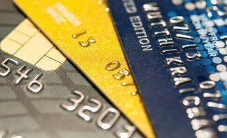 Hvad skiller et kreditkort fra et debetkort?