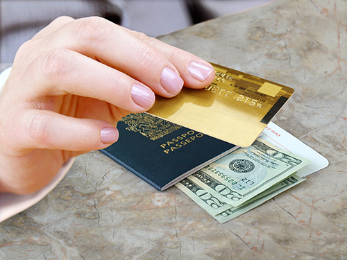 Hvad skiller et kreditkort fra et debetkort?
